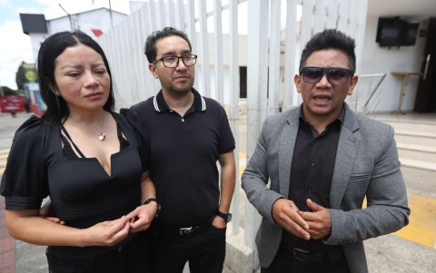 Familiares en las afueras de la morgue despiden a sus seres queridos.