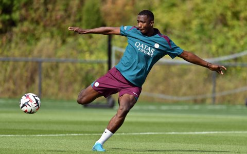 Willian Pacho en el entrenamiento de PSG previo al duelo ante Montpellier