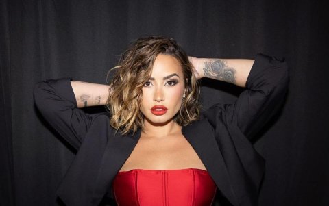 En su repertorio musical incluye temas de optimismo.