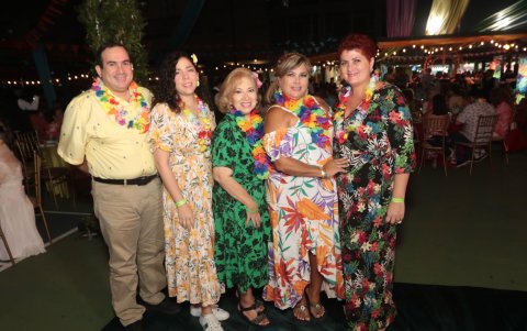 Oswaldo Morán, Wendy de Morán, Janeth Hermosilla, Katherine Morán y Ximena Frugone.