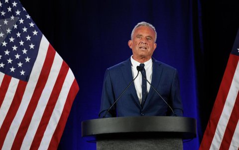 El candidato independiente a la Presidencia de Estados Unidos Robert F. Kennedy Jr. confirmó este viernes 23 de agosto que suspende la campaña de la carrera a la Casa Blanca.