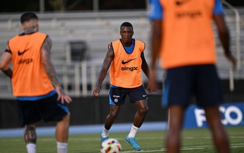 Moisés Caicedo en la práctica de Chelsea