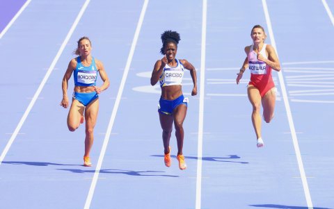 Nicole Caicedo (c) durante la prueba de 200 metros planos en París.