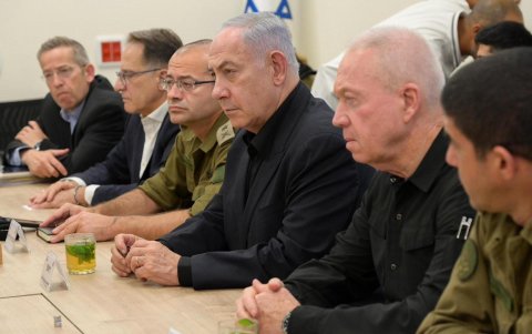 El primer ministro, Benjamín Netanyahu (3d), dirige las operaciones desde la base militar de Kirya, en Tel Aviv, junto con al ministro de Defensa, Yoav Galant (2d).