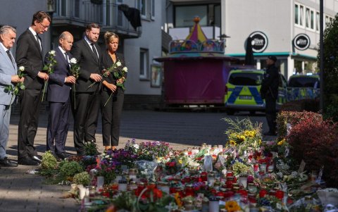 Funcionarios del Gobierno alemán, entre ellos el canciller Olaf Scholz (c), visitaron la zona del ataque en Solingen, este lunes 26 de agosto del 2024.