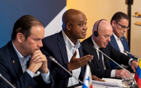 Los ministros de Relaciones Exteriores de Panamá, Javier Martínez-Acha (i); de Colombia, Luis Gilberto Murillo (2-i); y el secretario de seguridad nacional de EE.UU., Alejandro Mayorkas (2-d).