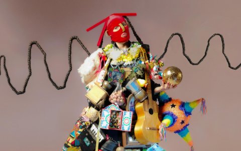 Las melodías de Derks intercalan géneros como el pasillo y en sanjuanito con el rap y el zuco.