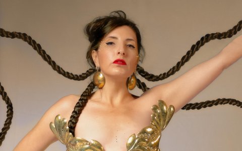 Conjuro fue el primer sencillo de este álbum y aborda la ruptura y el desamor.