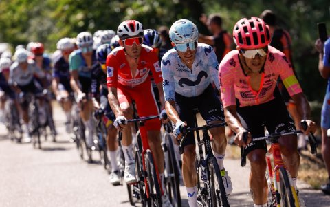 Richard Carapaz (d) llegó con el pelotón de favoritos a la meta de la décima etapa.