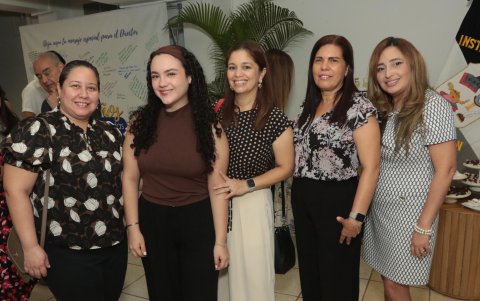 Eveline Gómez, Isabella Zúñiga, Claudia Ames, Lourdes Suárez y Martha Arellano.