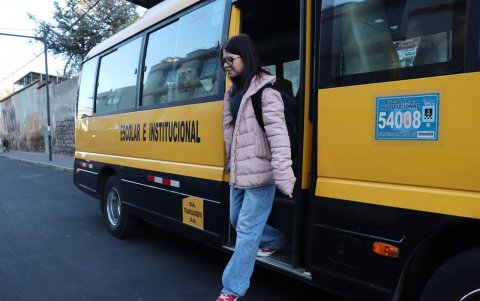 En el transporte se hace un monitoreo en tiempo real desde que se inicia el viaje hasta su llegada a la institución. Los alumnos viajan con un adulto.