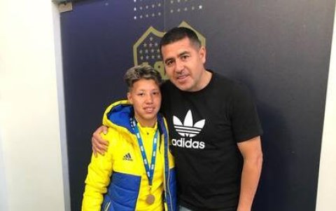 Kishi tiene como referente al excentrocampista Juan Román Riquelme, quien preside desde diciembre el club en el que milita, Boca Jr.