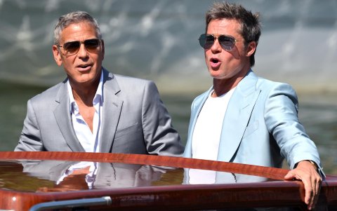 George Clooney y Brad Pitt arrivaron en lancha a la playa de Lido, punto de encuentro del Festival de Venecia.