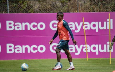 Jhegson Méndez ya hizo trabajos de cancha en la Casa de la Selección.