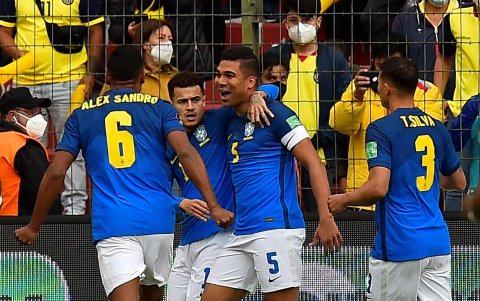 Casemiro festeja el 0-1 parcial de Brasil sobre Ecuador, el 27 de enero de 2022, rumbo al Mundial de Qatar.