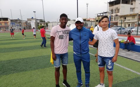 Joel Ordóñez (i) junto al entrenador Luis Medina (c).