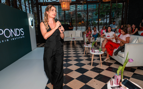 Jheny Gómez, brand manager de la cuenta, se dirige a los asistentes.