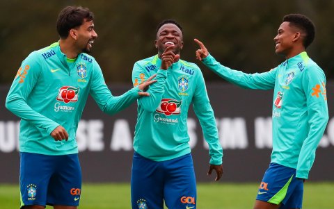 Vinícius (c) comandará el ataque de Brasil ante Ecuador.