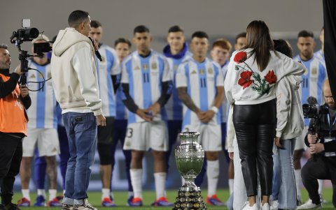 Ángel di María (i) habla junto su familia y a los jugadores de la selección argentina este jueves, previo a un partido de las eliminatorias sudamericana para el Mundial 2026 entre Argentina y Chile