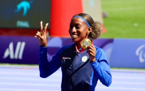 kiara Rodríguez con la segunda medalla en París.
