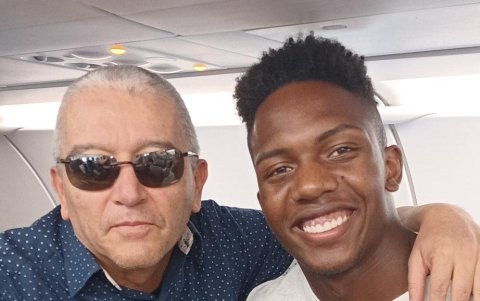 Luis Baldeón junto al jugador Djorkaeff Reasco.