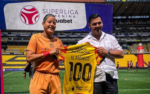 La arquera venezolana Maleike Pacheco llegó a los 100 partidos. El presidente Antonio Álvarez le entregó un presente del club.