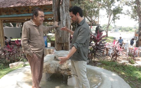 Ramón Sonnenholzner comversa con Nuno Acosta.