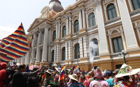 Sectores sociales afines al Gobierno de Luis Arce y funcionarios estatales liderados por la Central Obrera Boliviana (COB), marcharon hasta la sede del Legislativo en La Paz.