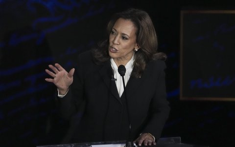 La candidata presidencial demócrata, Kamala Harris, responde al candidato presidencial republicano, Donald J. Trump