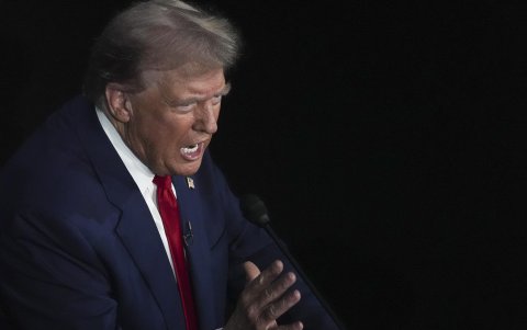 El candidato presidencial republicano, Donald J. Trump, responde a la candidata presidencial demócrata, Kamala Harris