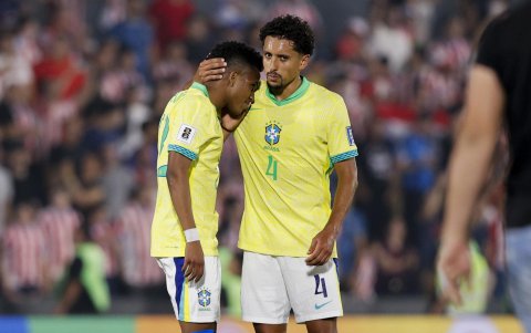 Marquinhos (d) consuela a un compañero al final del partido de las eliminatorias sudamericanas para el Mundial de 2026 entre Paraguay y Brasil.