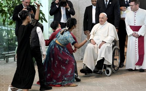 El Papa Francisco es recibido a su llegada al aeropuerto internacional de Singapur, el 11 de septiembre de 2024.