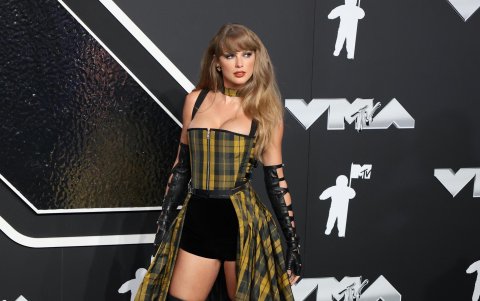 La cantante Taylor Swift posa durante la alfombra roja de los MTV Video Music Awards 2024.