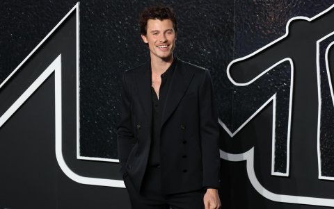 El cantante Shawn Mendes posa durante la alfombra roja de los MTV Video Music Awards 2024.