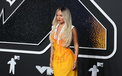 La cantante colombiana Karol G posa durante la alfombra roja de los MTV Video Music Awards 2024.