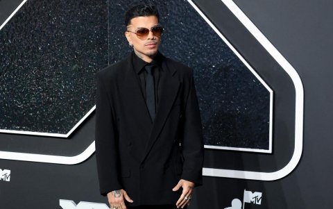 El cantante Rauw Alejandro posa durante la alfombra roja de los MTV Video Music Awards 2024.