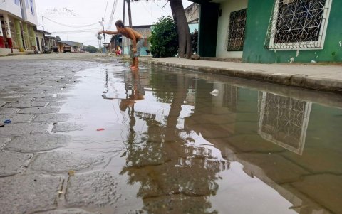 Olvido. El barrio El Pino convive con tuberías dañadas y agua empozada.