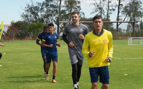 Porteros y jugadores de Aucas, con ellos suelen mezclarse también jugadores del Norteamérica.
