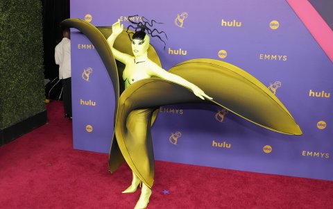 Nymphia Wind llegó con un extraño traje verde, difícil de descifrar.