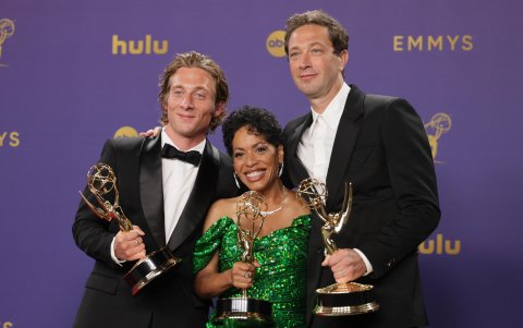 Tres ganadores: Jeremy Allen White, Liza Colon-Zayas y Ebon Moss, por El Oso.