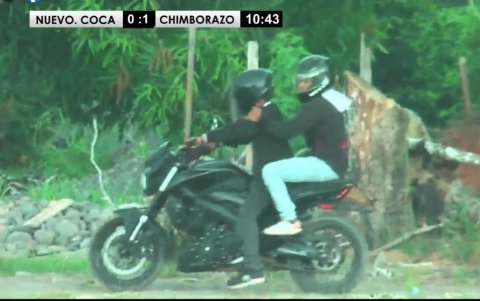 Registro. La huída de los sicarios que atentaron en el partido de fútbol dado en El Coca - Orellana quedó registrada en redes sociales. Dispararon al aire.