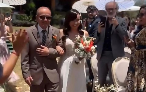 Nataly Valencia, acompañada de su padre, rumbo al altar.