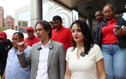 El binomio del Partido Socialista acudió al CNE para su inscripción simbólica.