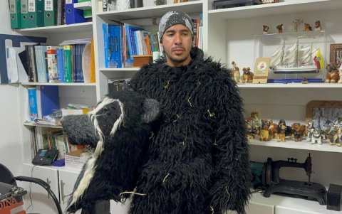 Veterinario Marco Velástegui se disfraza de un 'papá oso'.