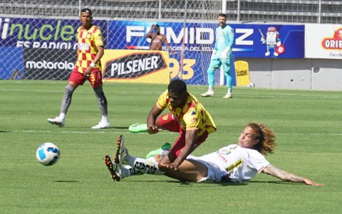 El Papá tropezó en el estadio Gonzalo Pozo Ripalda, de Quito.
