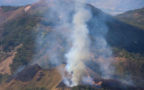 En esta foto cedida el 15 de septiembre de 2024 por la Fuerza Aérea Colombiana (FAC), muestra un incendio forestal en zona rural de Aipe (Colombia).