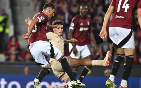 Olatunji (con el balón) fue el autor del tercer tanto de Sparta Praga