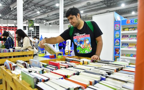 Los jóvenes hurgaban entre libreros encontrando sus títulos preferidos.