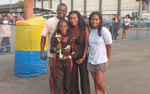 Alejandra con el título de la categoría Miniswift, y su papá Malcom; su mamá Daniela y su hermana mayor Ashley.