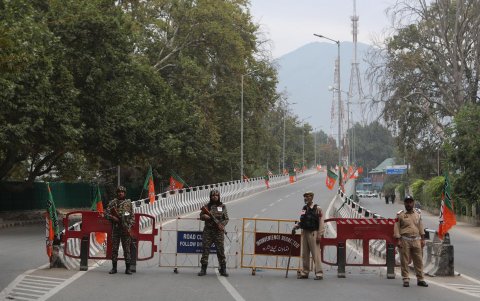 La policía india y los soldados paramilitares mantienen una vigilia en Srinagar, la capital de verano de la Cachemira india, el 19 de septiembre de 2024.